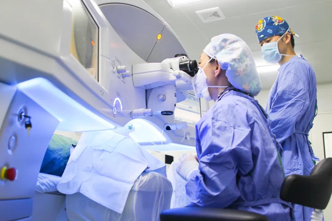 抗疫医生做全飞秒手术,钟楼防疫人员