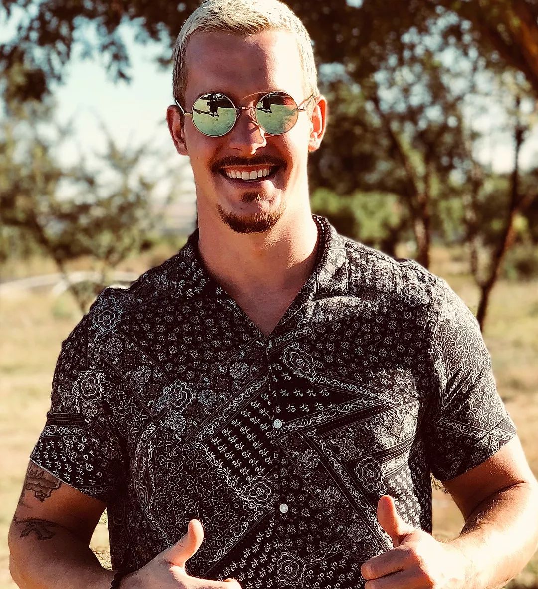 放弃百万年薪，去非洲撸猫？长腿版小李子引63w人舔屏：看我看我