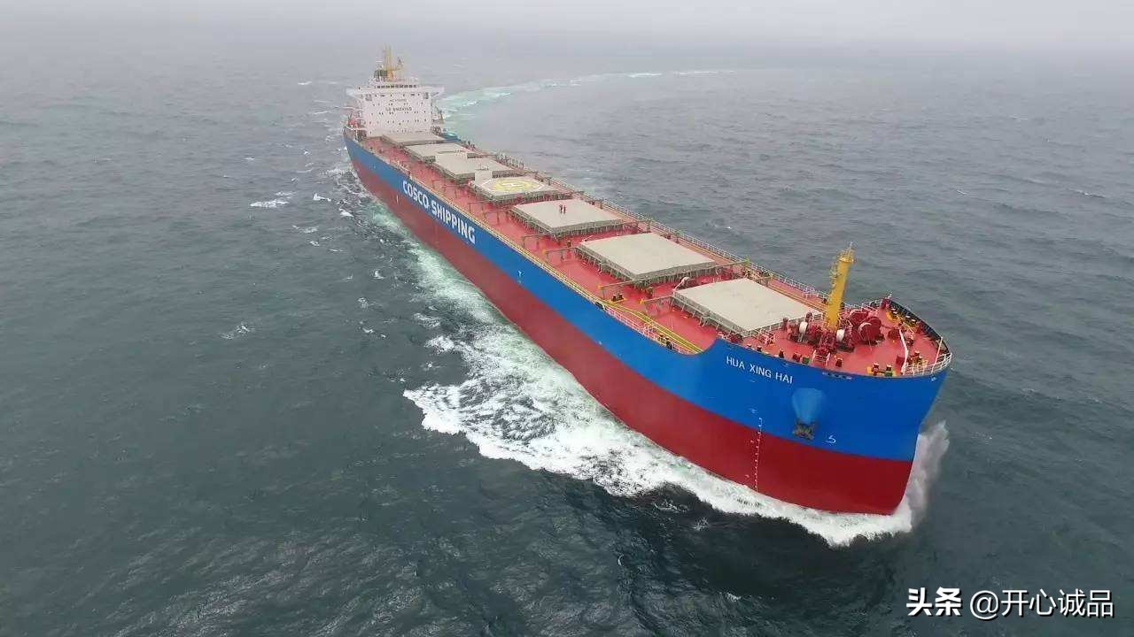 极限工作之船底清洁：虽说大船底能刮好几十吨海鲜，你敢去吃吗？