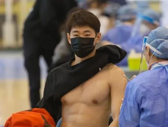 北体男大学生打疫苗,北体男生接种疫苗