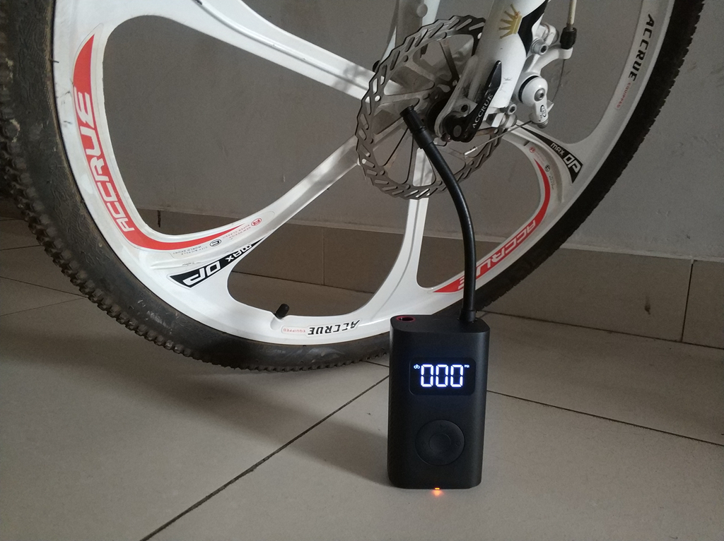 米家推出首款可以给汽车轮胎打气的设备，体积只有一个手机那么大