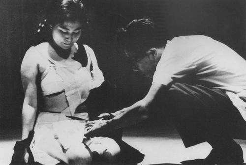 女艺术家剪碎衣服,日本艺术家给路人剪刀剪衣服