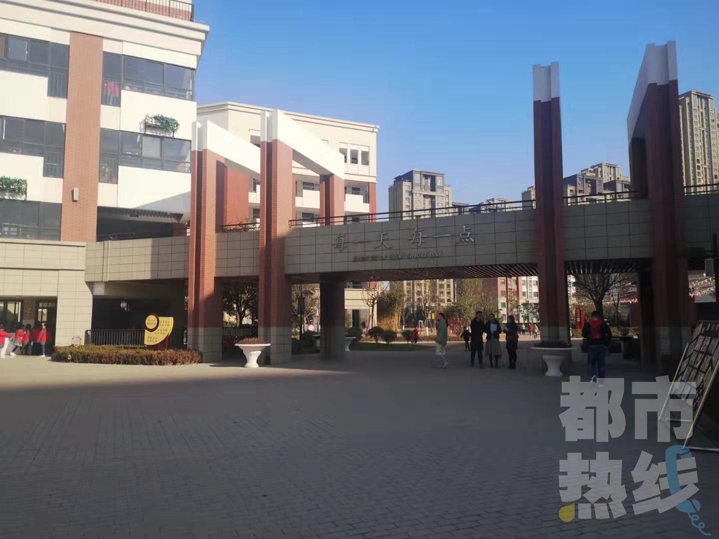 强制买卖校服校方回应,学校强制性购买校服合理吗