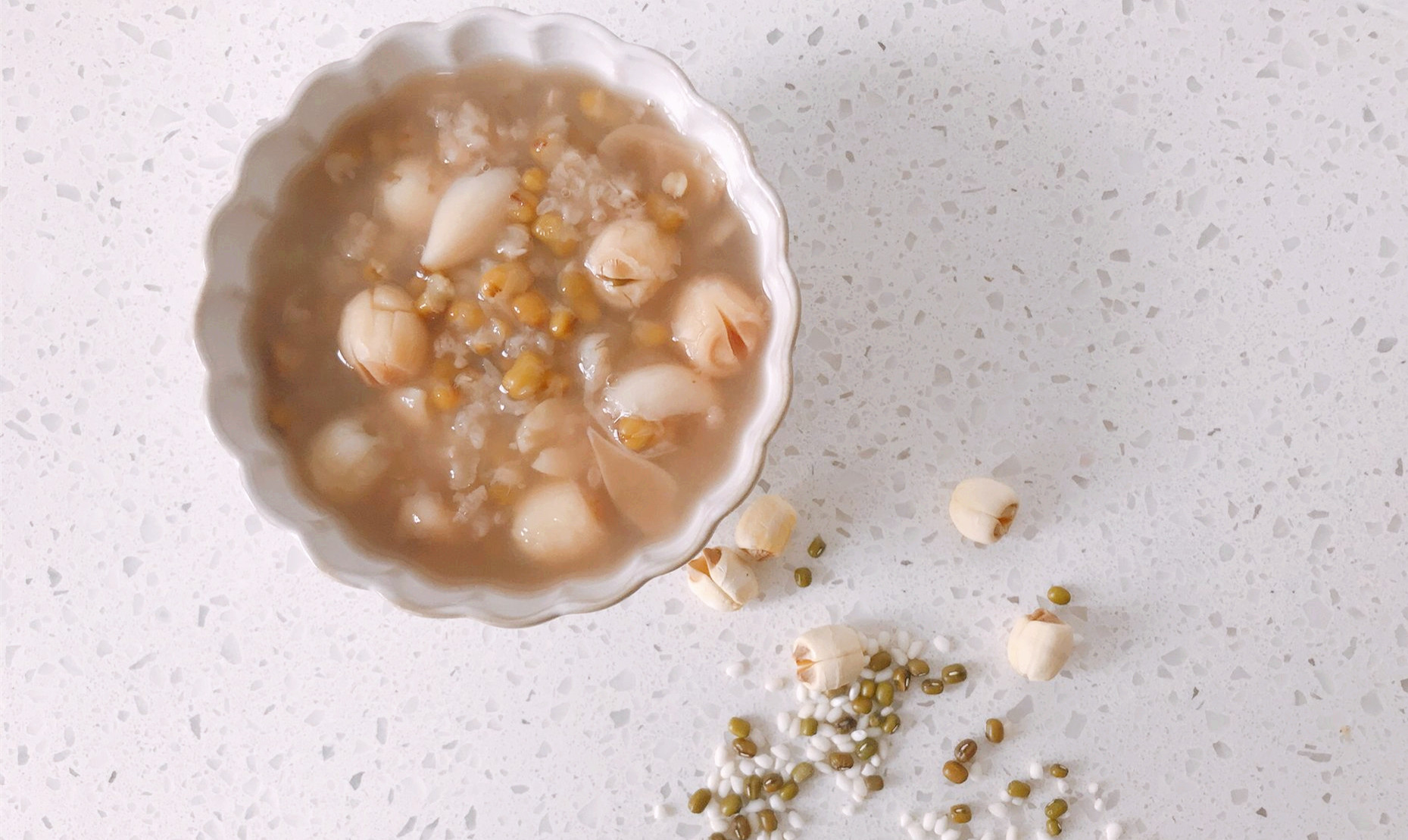 酷暑天气来碗冰镇莲子汤降降火,清热解毒又下火的绿豆莲子汤