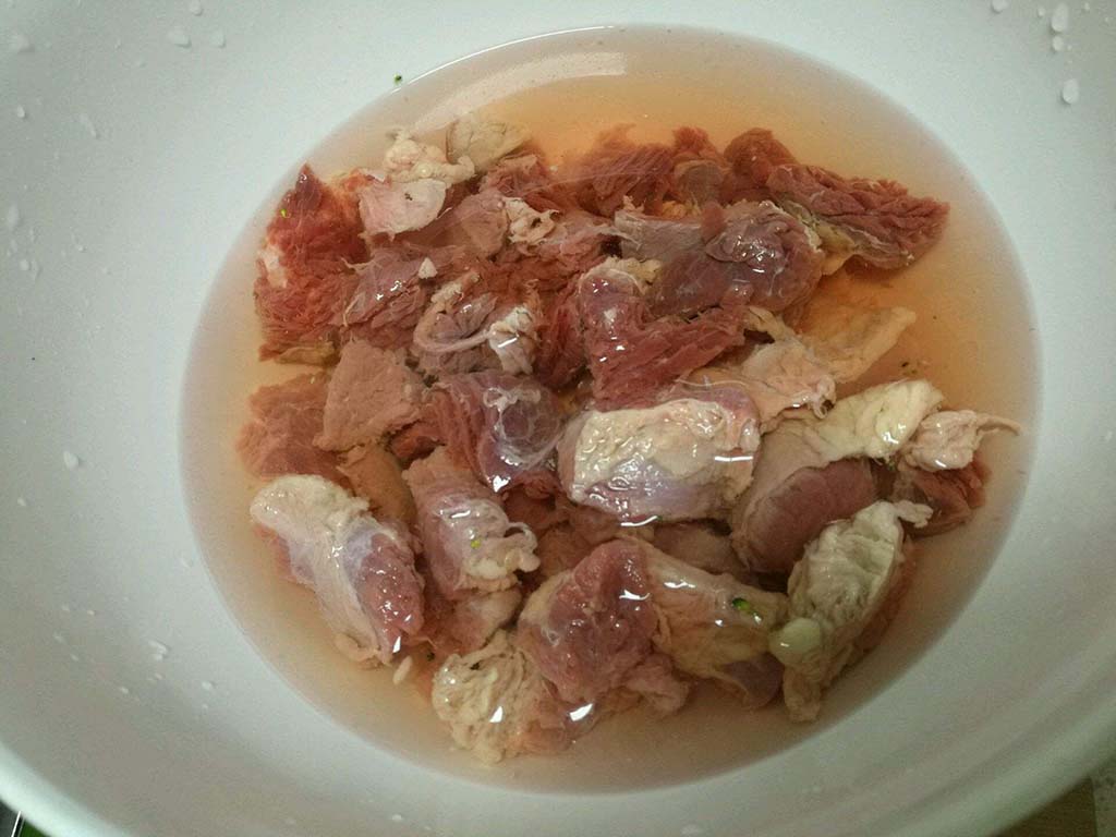 炖牛肉放茶叶步骤,炖牛肉时候放点茶叶