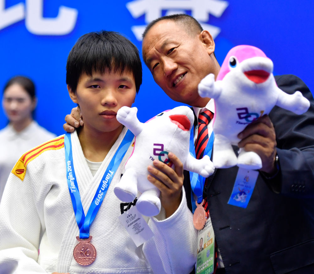 时评以青春之力助民族复兴,时评关爱老人传递社会温暖