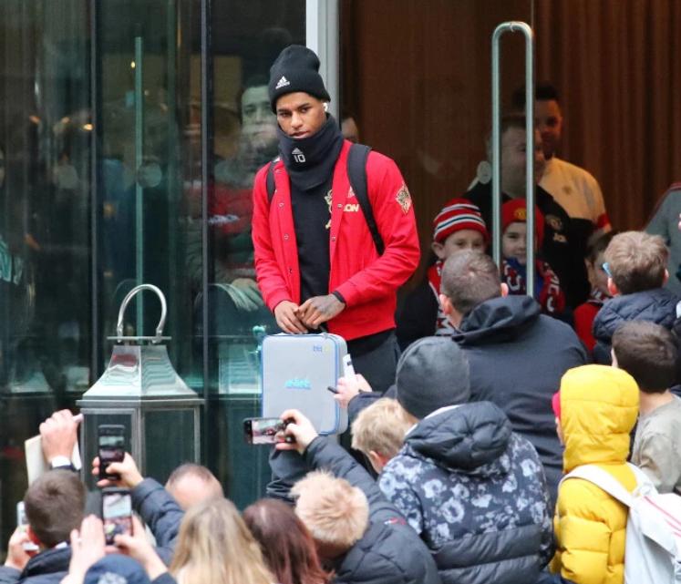 曼联拉什福德任意球破门,拉什福德越位护球曼联反应