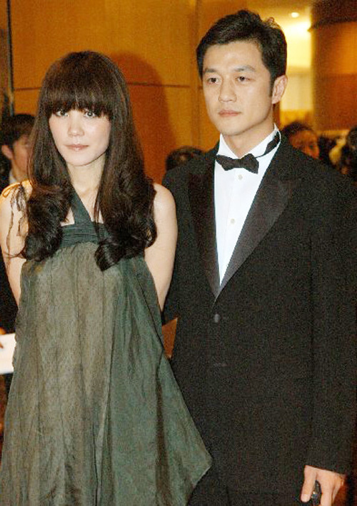 年轻时的王菲和她的父母,王菲的父母离异了吗