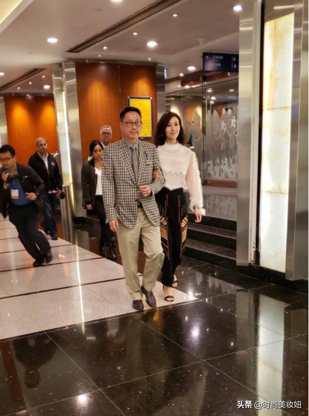 李嘉欣紧身裤配红西装,李嘉欣长裙现身孕味浓