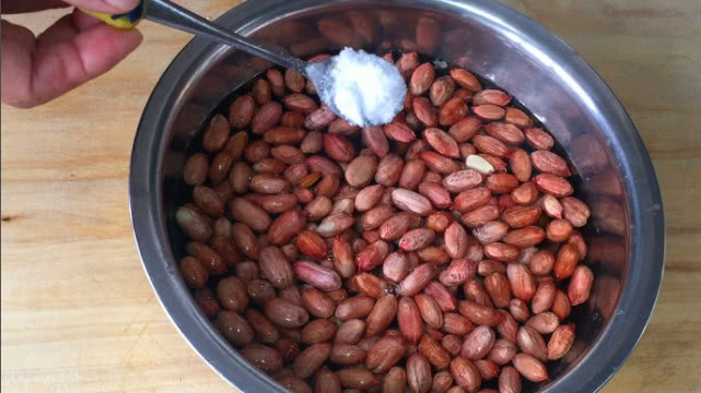 为什么你炸的花生米喜欢回潮不香脆,饭店大厨说漏嘴,千万别加盐