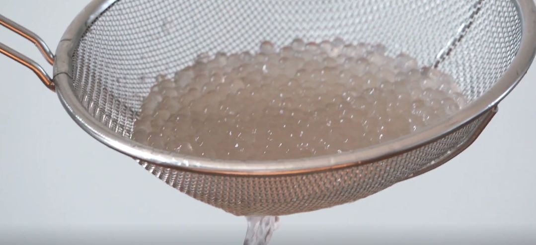 炎炎夏日冰冻爽口的龟苓膏,炎热的夏日来一碗龟苓膏冰凉爽滑