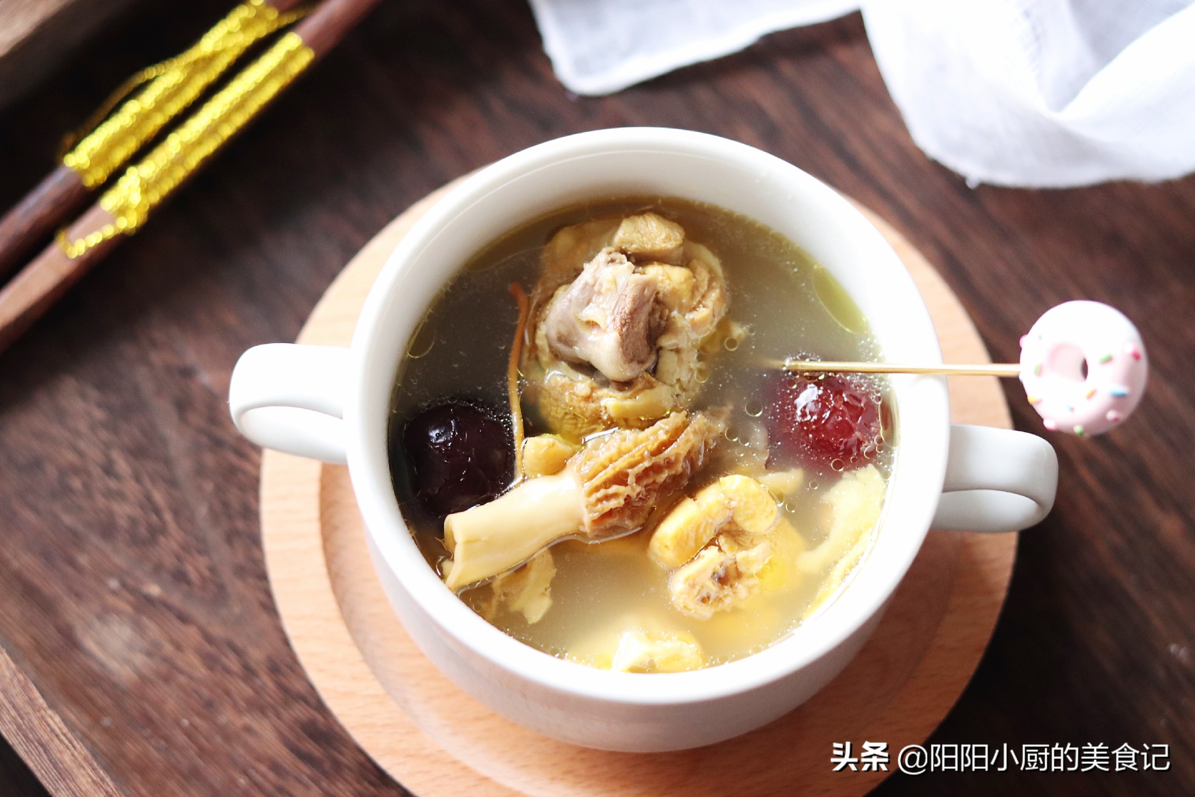 暖身滋补正当时推荐羊肚菌鸡汤,新鲜的羊肚菌炖鸡汤川味的做法