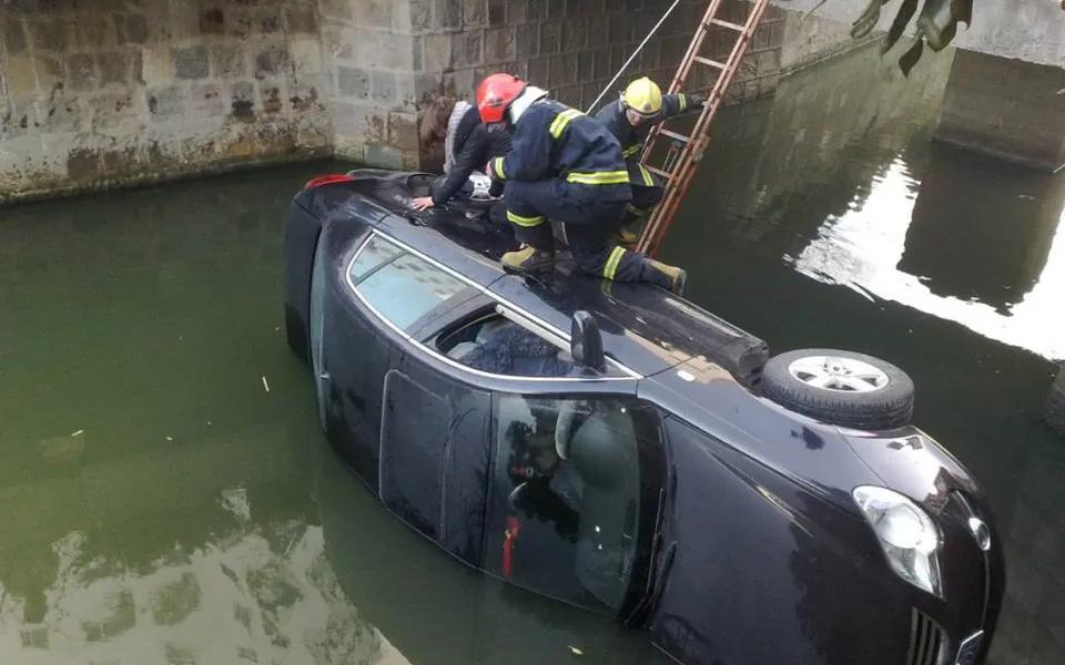 汽车落水的救命方法你一定要知道,汽车落水一招保命