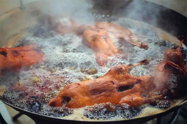 皮脆肉嫩的烧鸭难以抵抗的诱惑,鸭子怎么做才能不腥够味入口即化