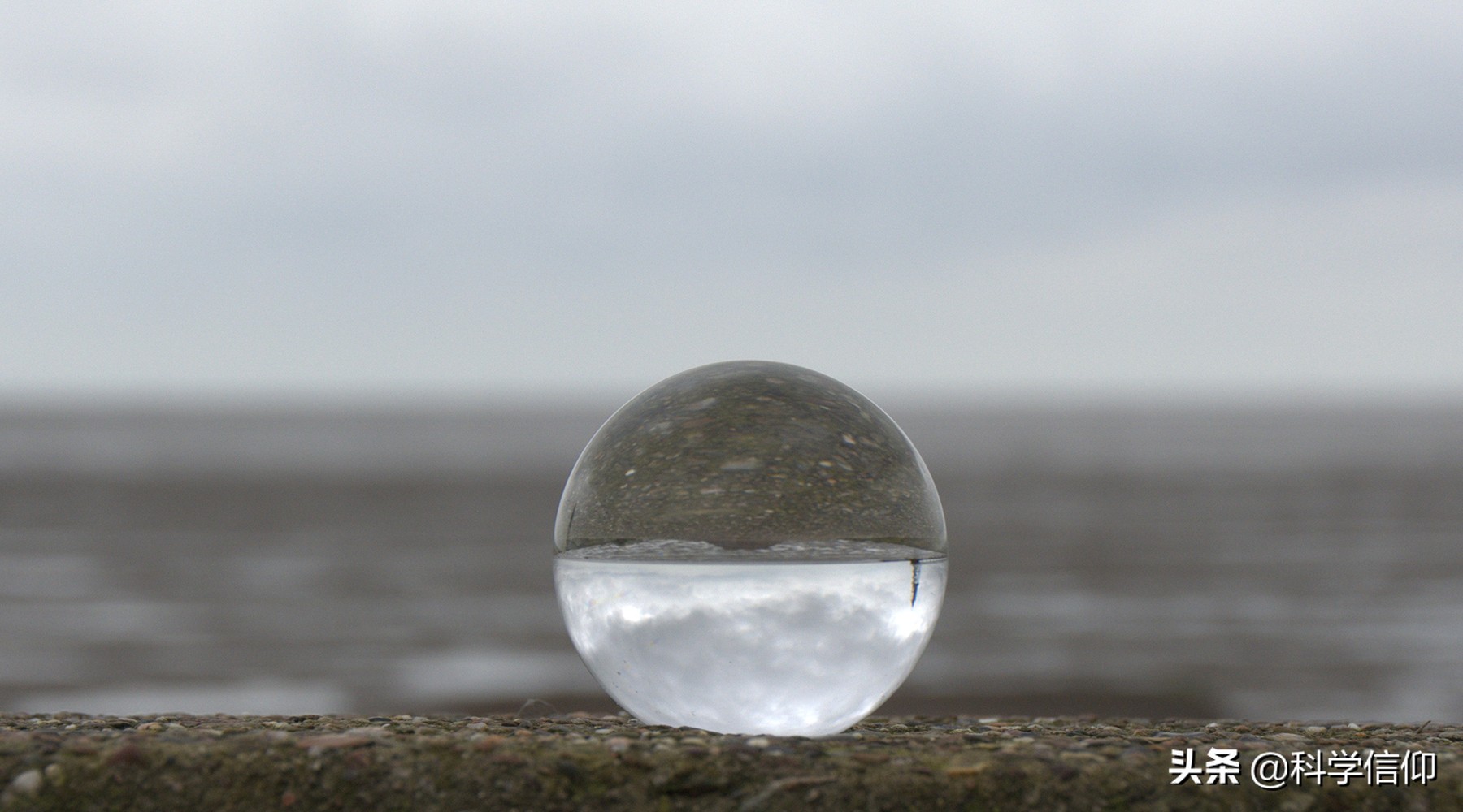 一个绝对圆的球放在平面上,绝对圆的球体放在一个平面上