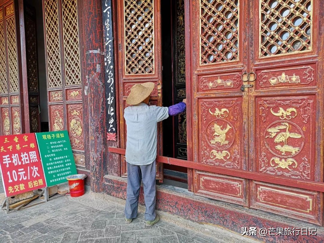 云南有块“天下第一雕”，手机拍照10元相机拍照50元，贵不贵？