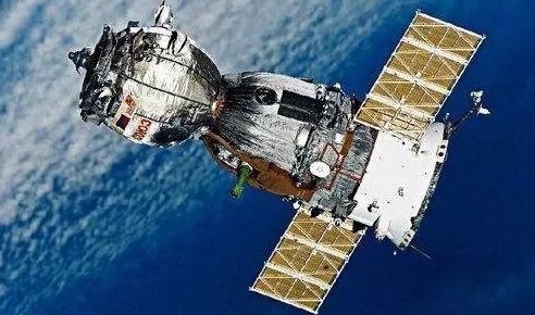 太空宇航员在空间站怎么睡觉,空间站是怎么在太空保持不动的