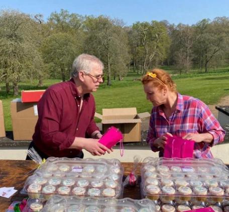 安德鲁王子久未露面，和前妻为临终关怀工作者送温暖，状态很健康