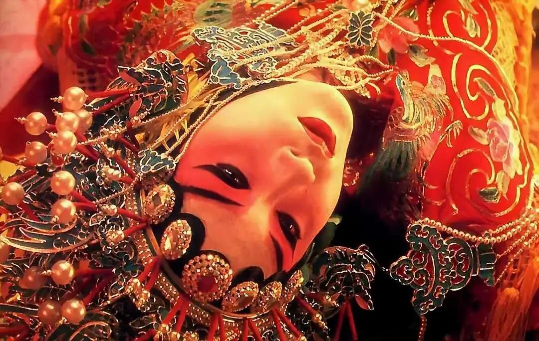 《霸王别姬》：人性的扭曲与压抑，在时代中只是尘沙而已