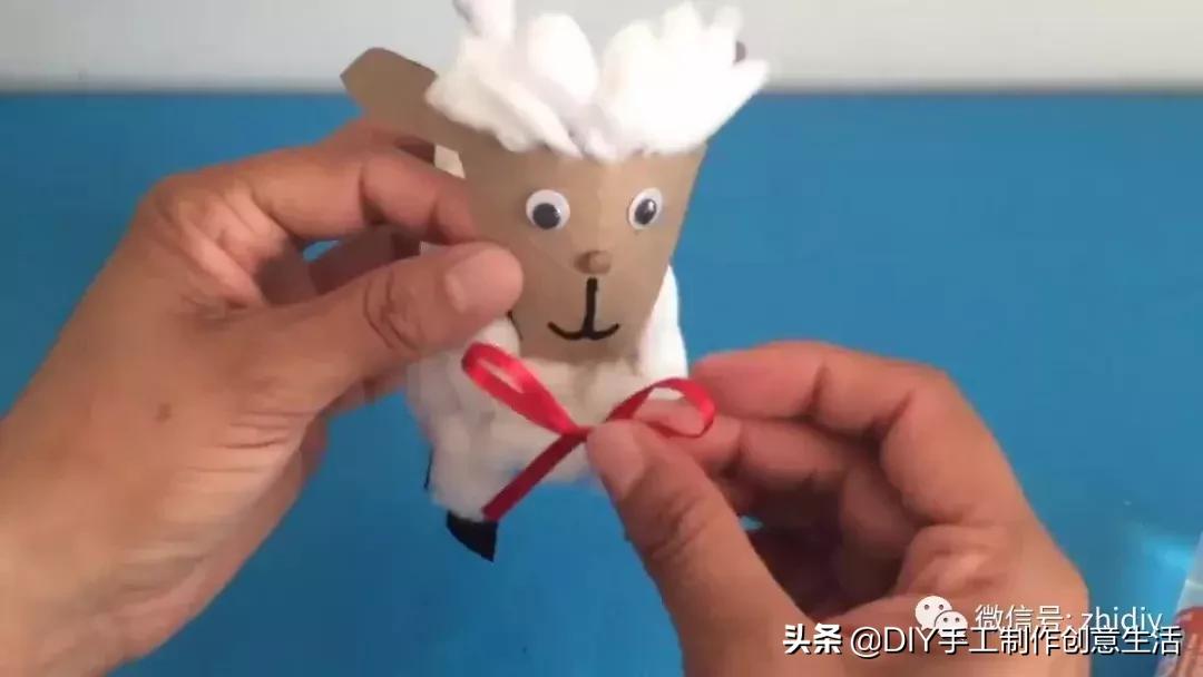 用白纸做个可爱的咩咩羊,用纸折一个可爱的小山羊