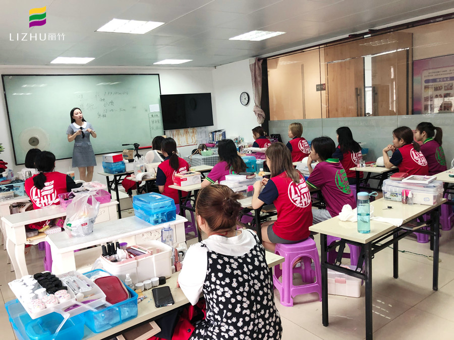 南昌学美甲有前途吗,在学校学美甲出来好找工作吗