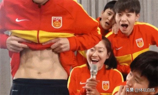 女足球员露腹肌！众队友张大嘴巴看呆，男子三大球被女子碾压
