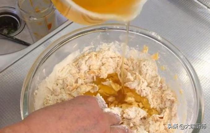 炸麻花咸香酥脆,炸酥脆麻花的家常做法