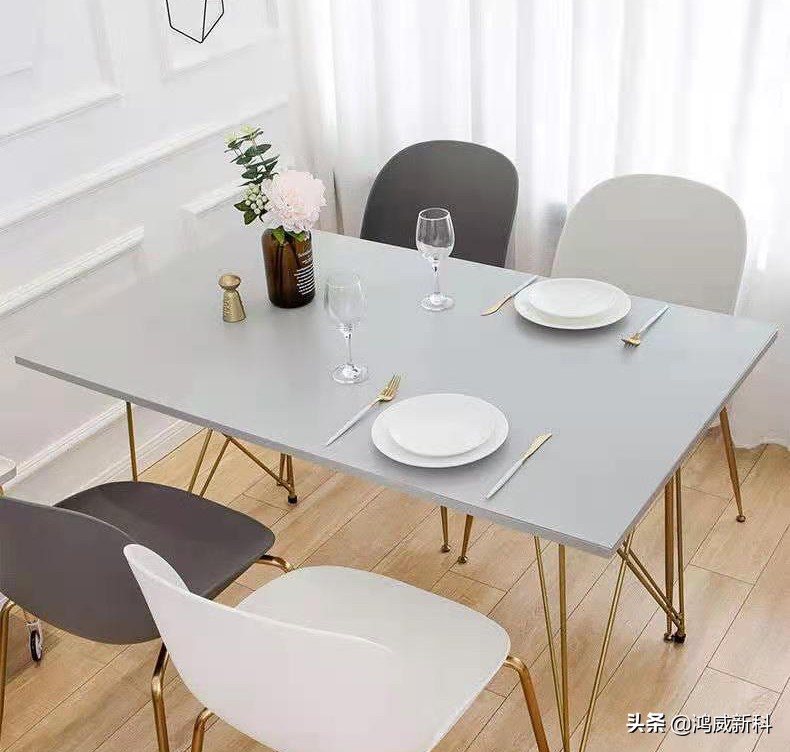 怎么找回用餐的仪式感？把皮革铺在餐桌上
