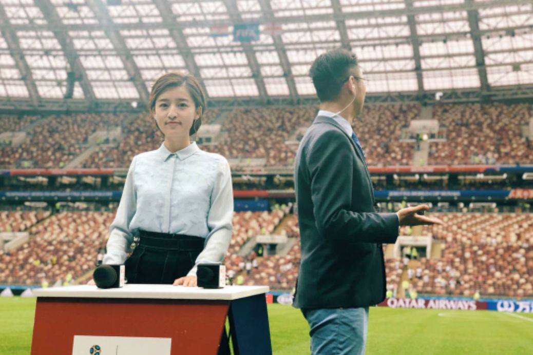 她被戏称为世界杯最美主播,宅男女神,古灵精怪的传媒大学毕业生