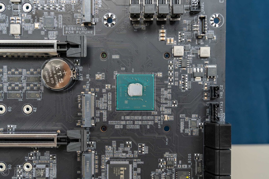 技嘉z490aorusproax主板多大,技嘉z490aorusproax是超级雕吗