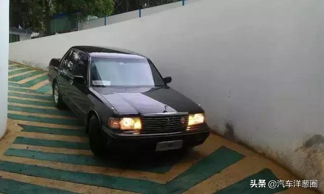 新手倒车入库总是歪的？停车不掌握好这几点，十年老司机都停不正