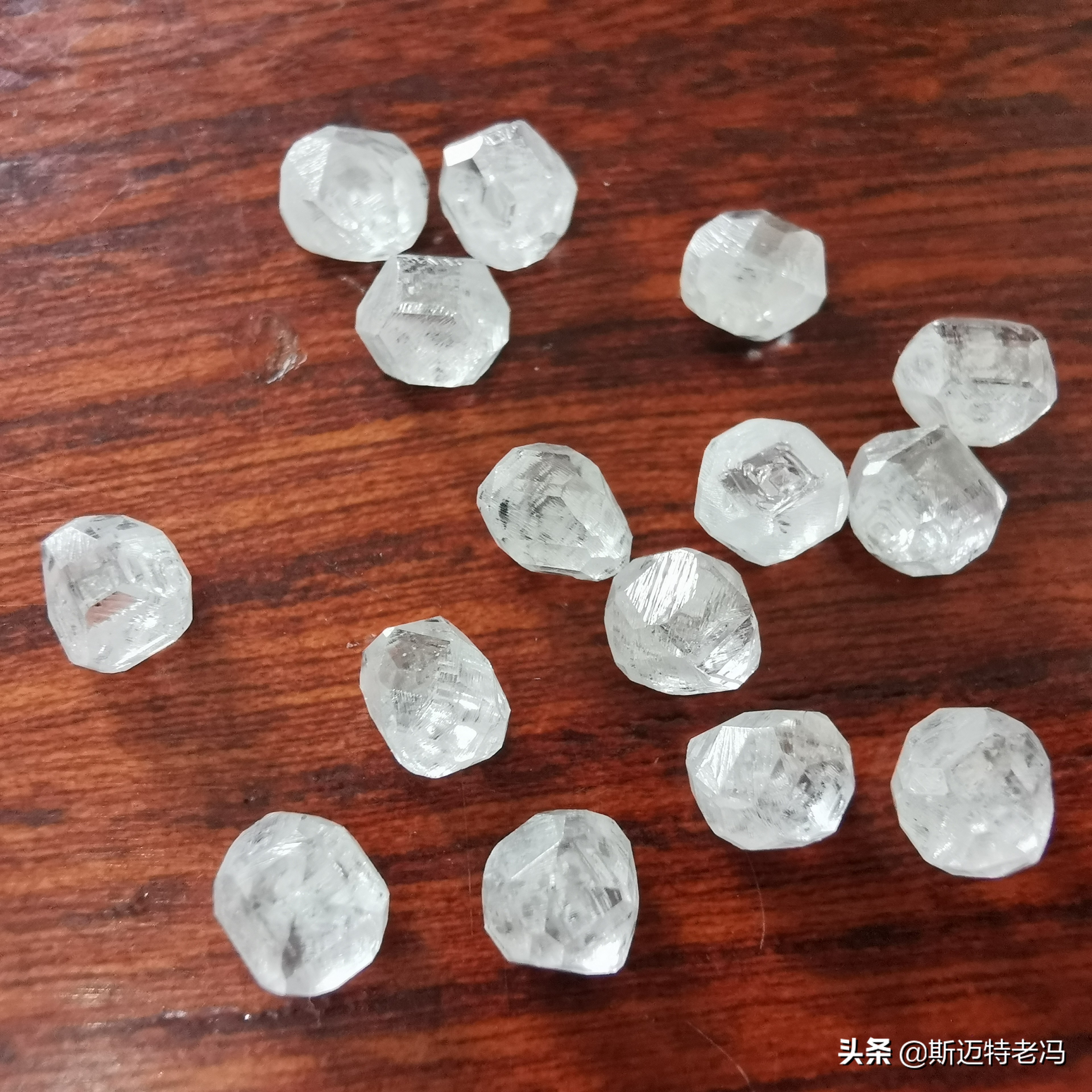 人造钻石与天然钻石在外观上,人造钻石和天然钻石的价格差异