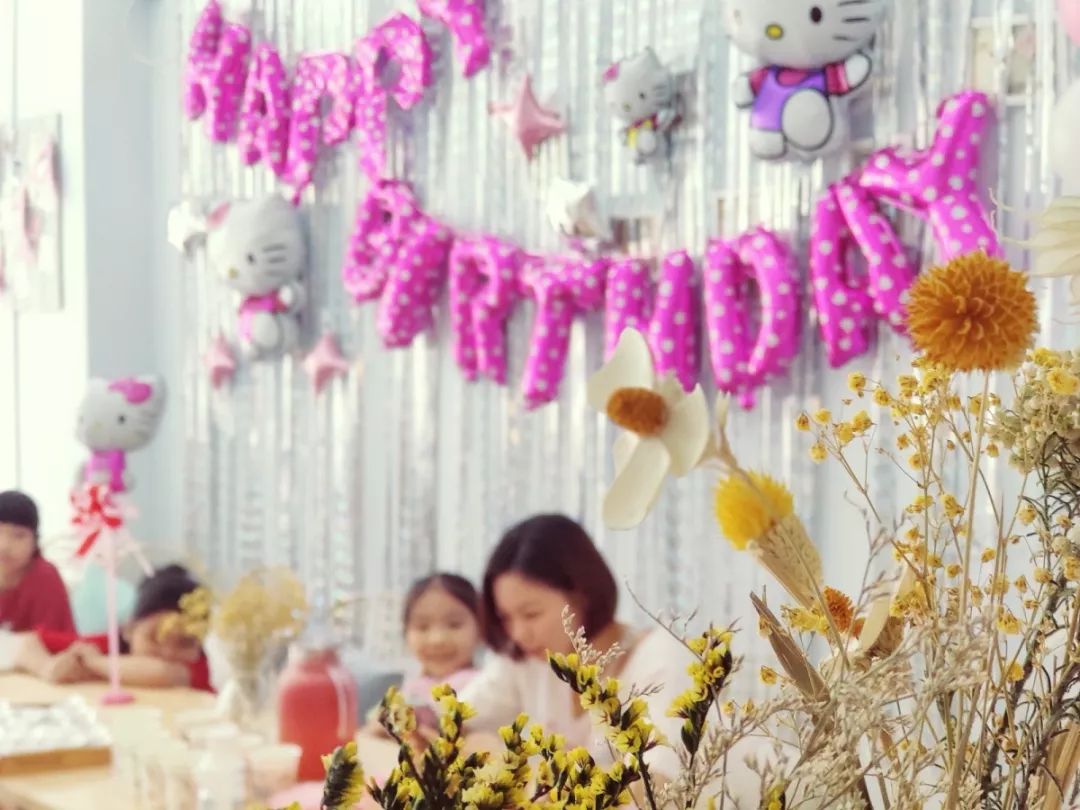 圆每个妹剂C的公主梦，这家店现在婚纱免费试，饮品+蛋糕请你食