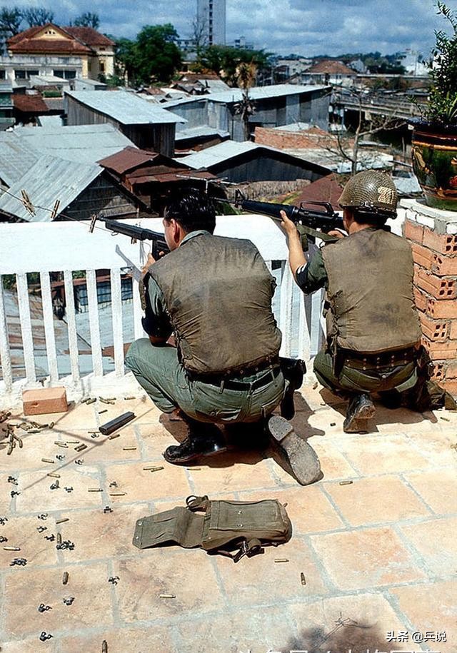 南越军官枪杀北越士兵,北越和南越游击队