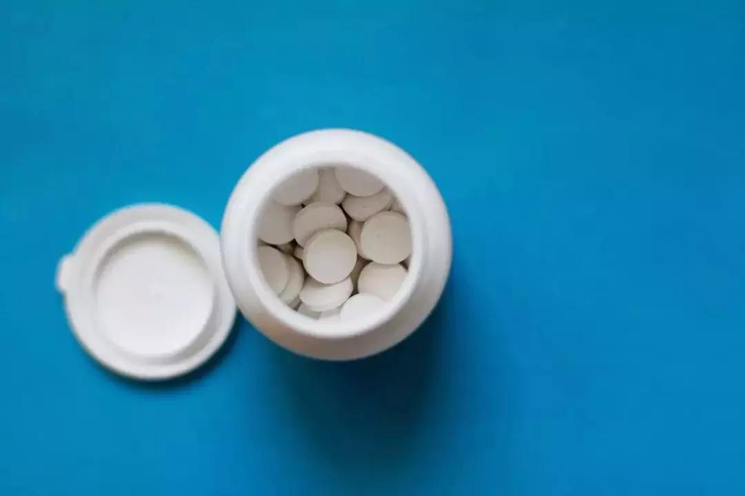 过期的药片丢花盆里花长疯了,家里过期的小药片还可以养植物