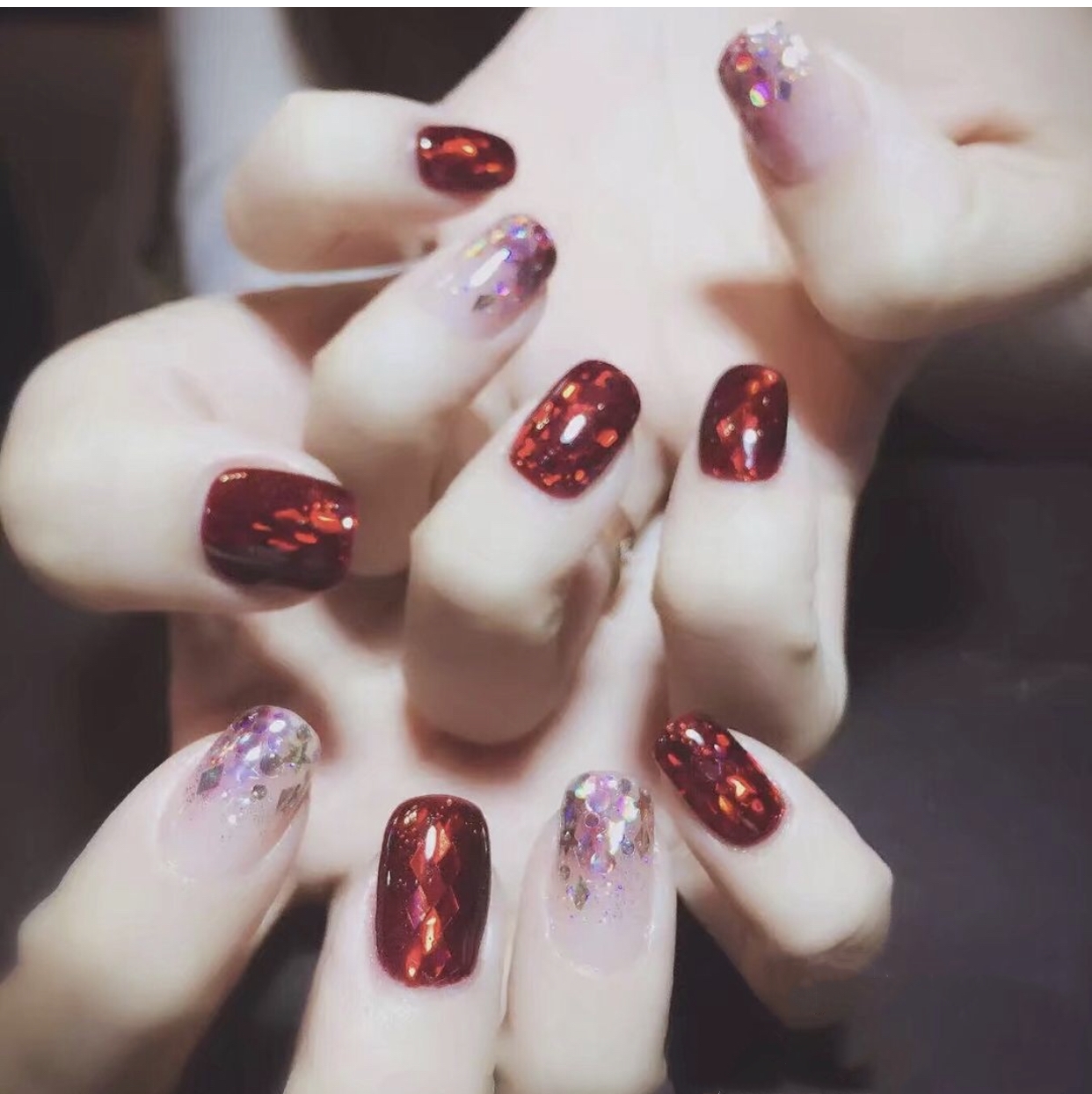 红色加亮片的美甲组合太美了！充满仙气的“红指甲”就是不一样！