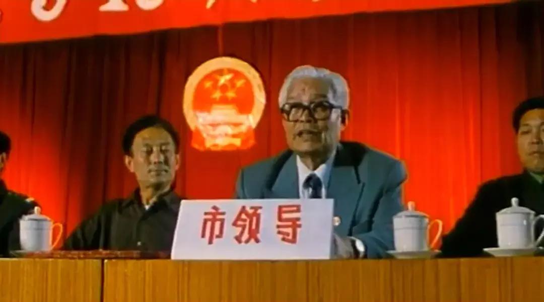 导演界有比张艺谋地位还高的吗,比张艺谋更老牌的导演有谁