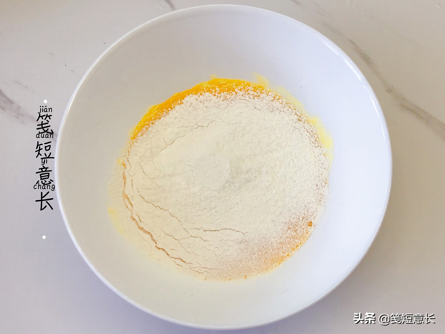 1盒牛奶2个鸡蛋，3步就能做出香浓嫩滑的布丁，比鸡蛋羹营养足