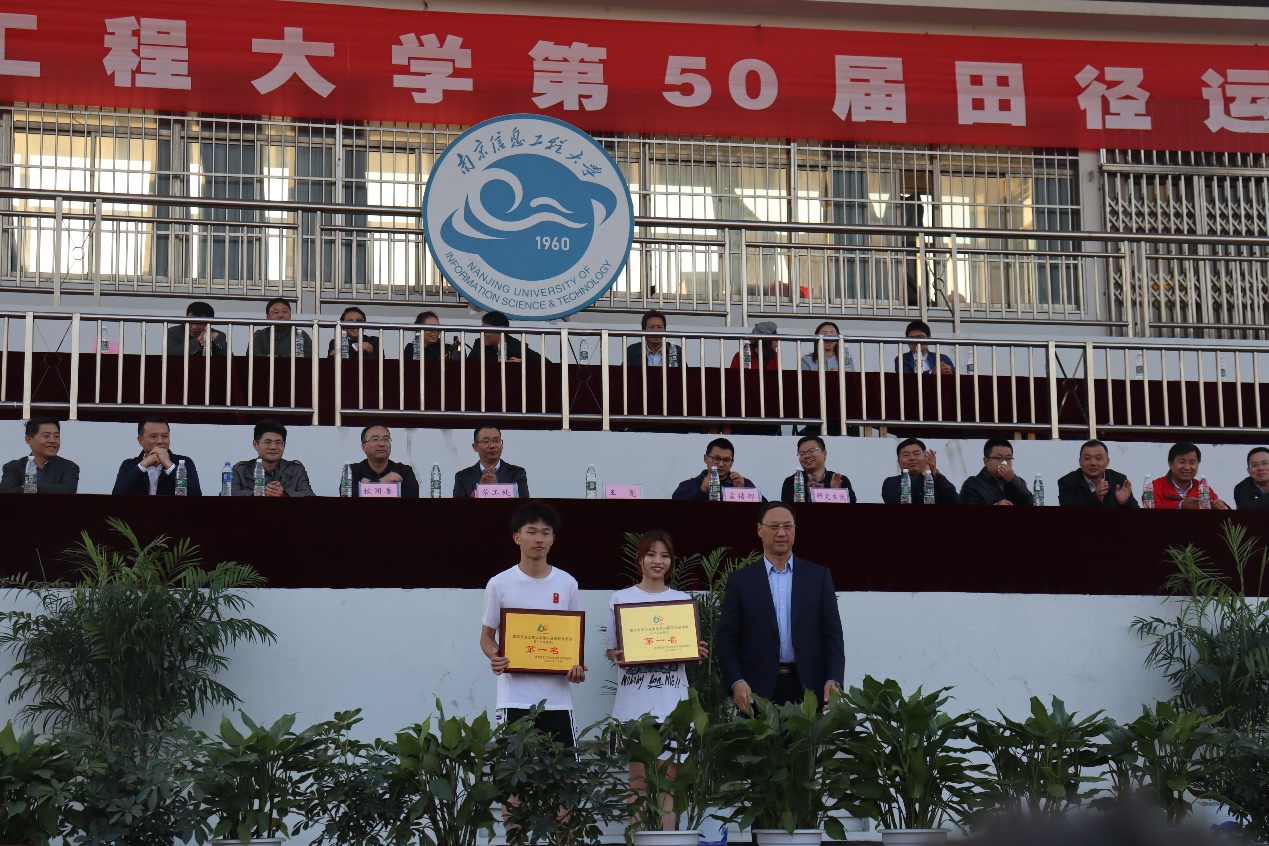 田径运动员在学校比赛,男子团体女子团体比赛