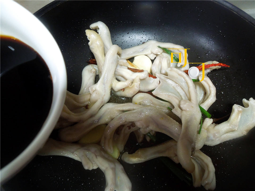 卤鸭掌当下酒菜很下饭,香辣无骨鸭掌一串