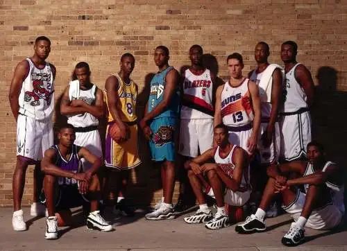 湖人队史17次冠军之旅,湖人球衣换了吗