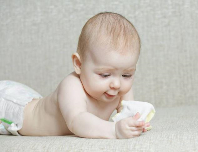 婴儿脱袜子是什么原因,宝宝为什么喜欢脱袜子放头上