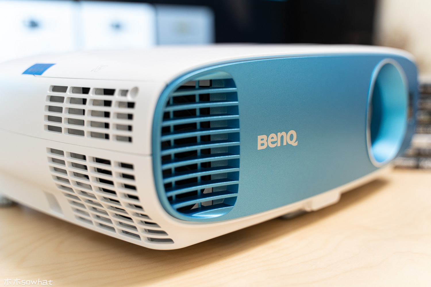 8000块的4K投影仪效果怎么样,800元的1080p的投影仪