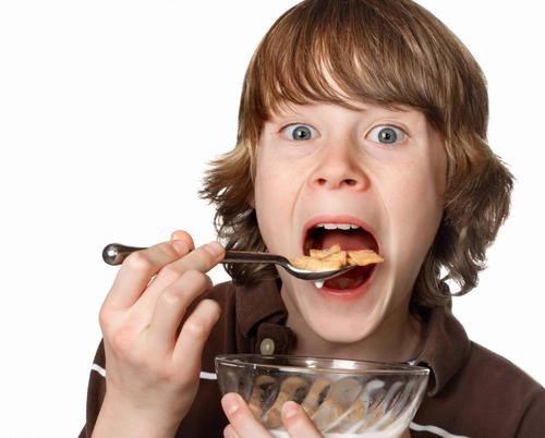 孩子不吃饭只让喂饭才吃怎么办,小孩子不自觉吃饭要喂怎么教育