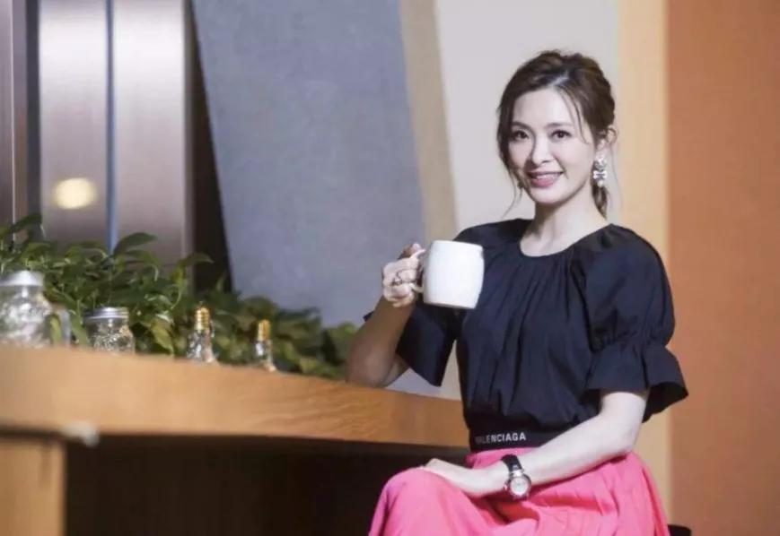 卖假包骗闺蜜！被虚荣心毁掉的女星丁小芹，从康熙女神沦为罪犯