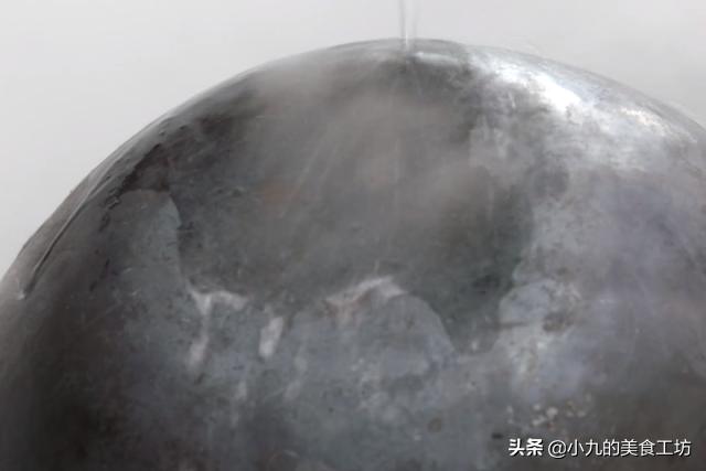 怎么才能让生锈的铁锅焕然一新,大厨教你烫新铁锅保准不易生锈
