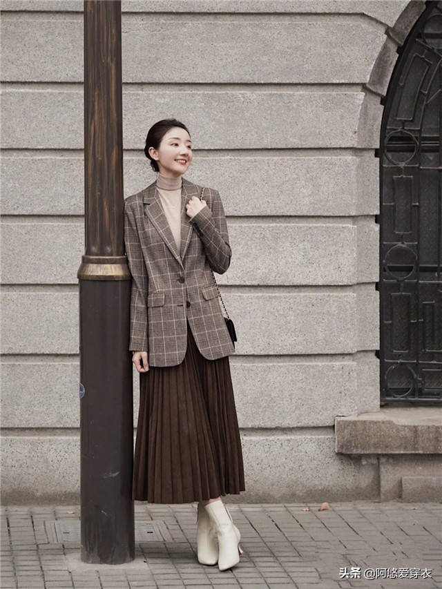 修身款小西装搭配什么裤子好看,短款小西装怎么搭配好看又时尚