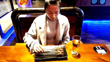 撸着串听着歌,这家火爆曲靖的BBQ才是你啤酒、烧烤的圣地!