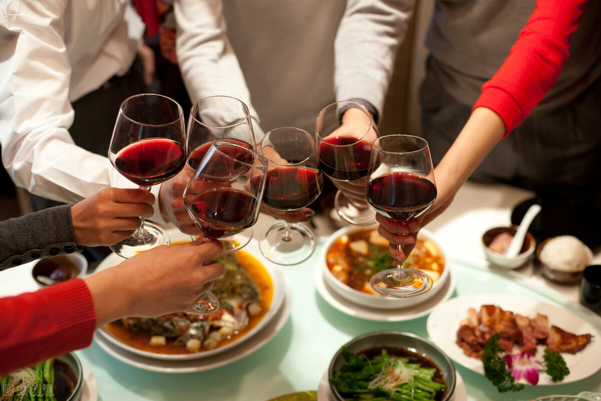 老人吃饭经常咬到舌头是什么原因,吃饭为什么会咬到舌头下面的筋