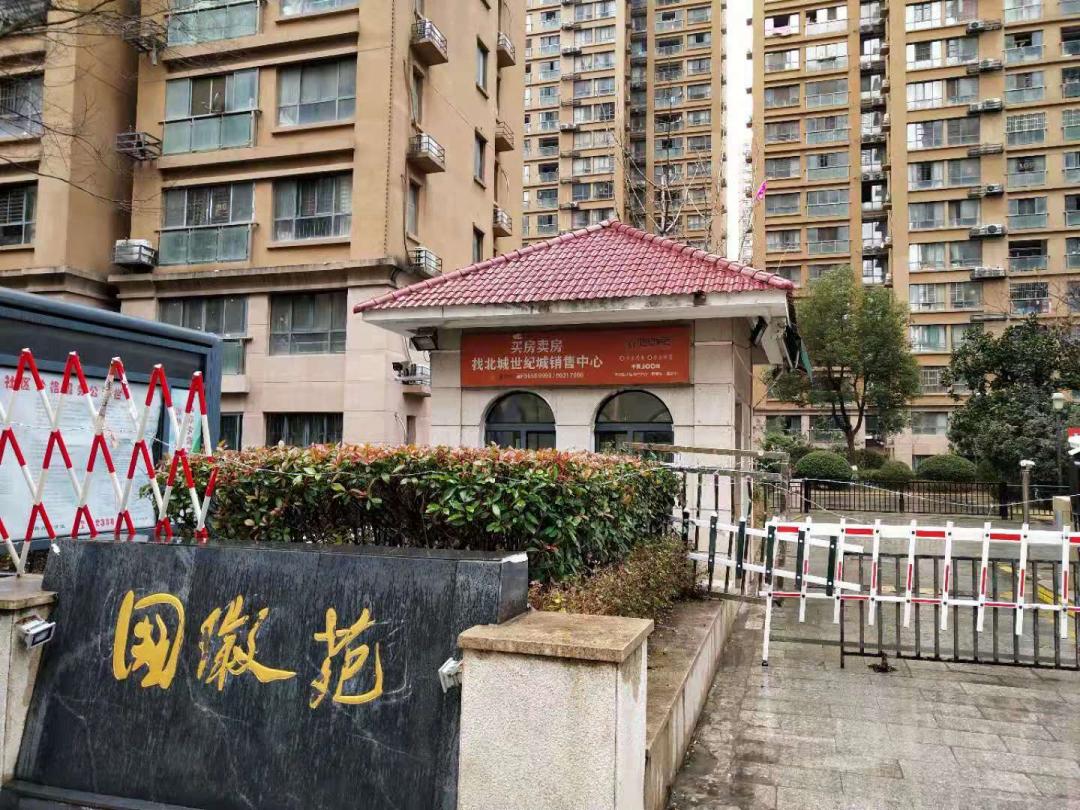 一路之隔繁华程度不一样,一路之隔和万人空巷的区别